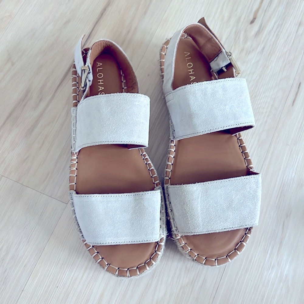 Alohas Flatform Sued Sandals